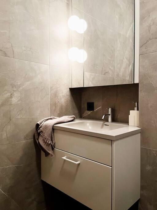 Private Lux 2Br & 2Ba City Center With Free Parking Reykjavik Bagian luar foto